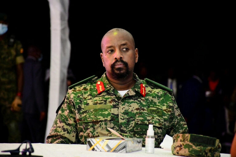 Ouganda le fils du président menace de décapiter le leader de l'opposition