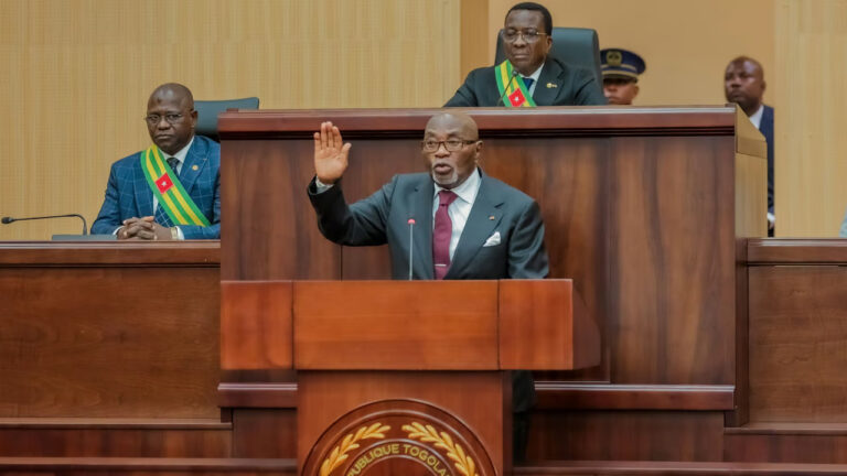 Togo une démocratie en habits de fête, un peuple en haillons
