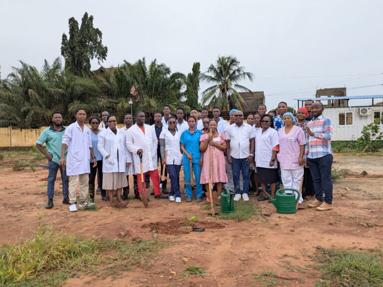 Environnement le personnel du CMS Djidjolé s'engage pour la planète en plantant des arbres