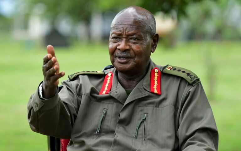 Ouganda : le président Museveni Museveni rétablit les procès militaires pour civils