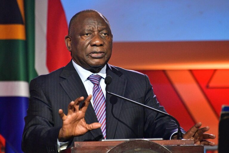Afrique du Sud : Ramaphosa tente de sauver sa crédibilité en écartant un ministre