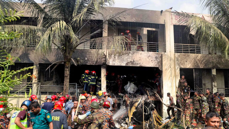 Crash d’un avion sur une école au Bangladesh au moins 16 morts