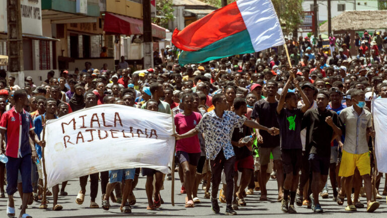 Madagascar : des manifestants exigent la démission du président Rajoelina
