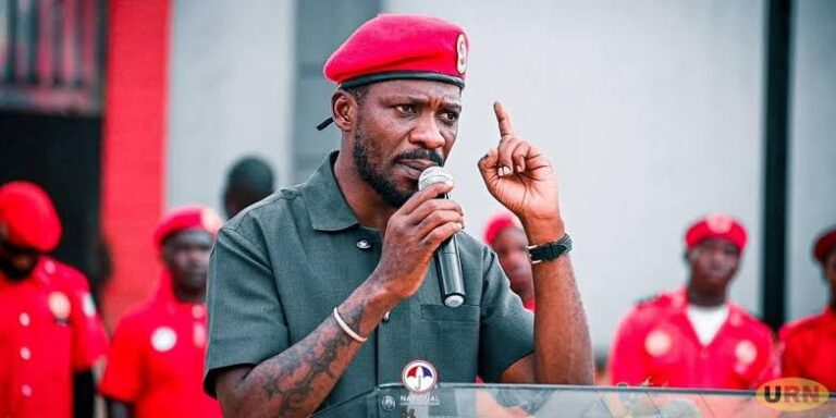 Ouganda : Bobi Wine relance son duel électoral avec Yoweri Museveni
